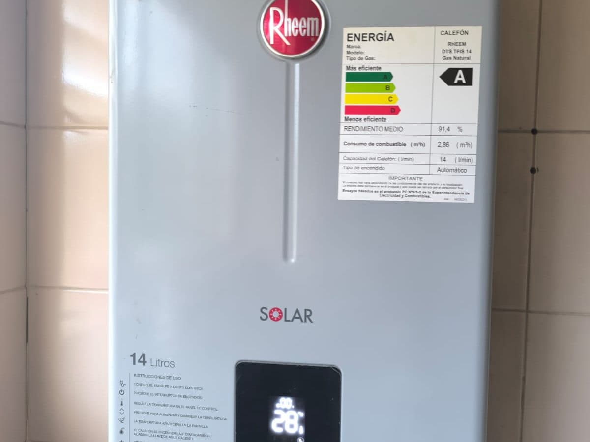 Calefont Rheem Solar de 14 litros instalado sobre un muro de cerámica