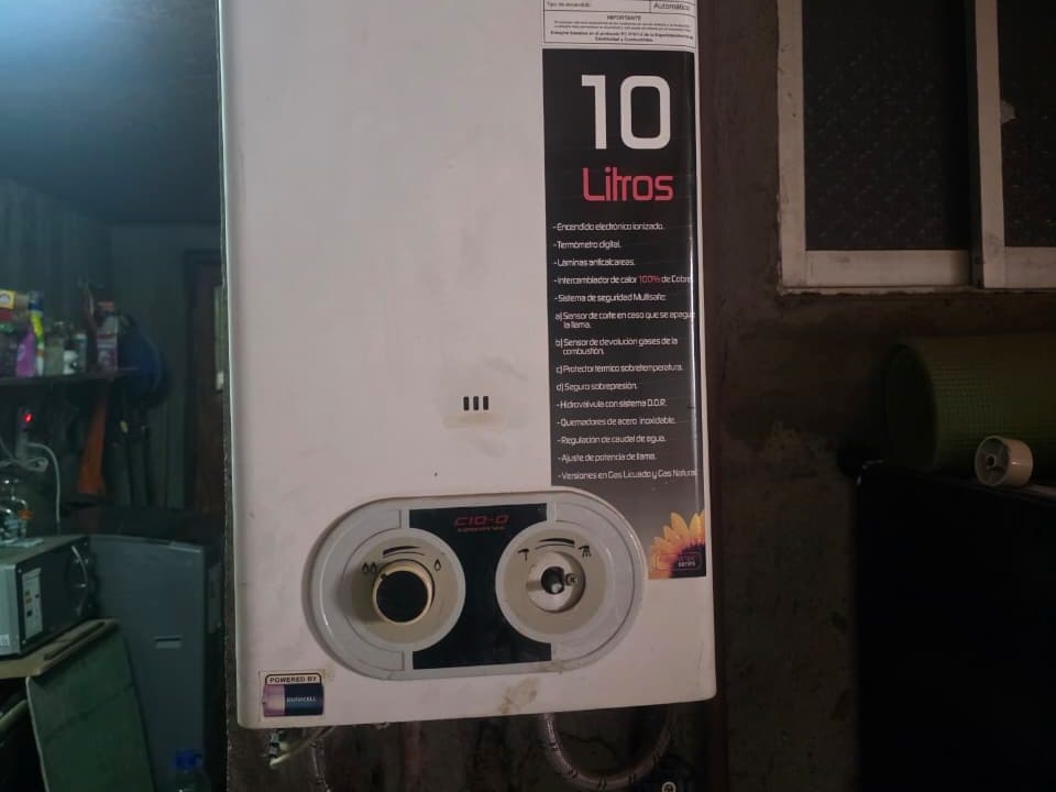 Calefont Ursus Trotter de 10 litros instalado en el muro, con su panel de perillas