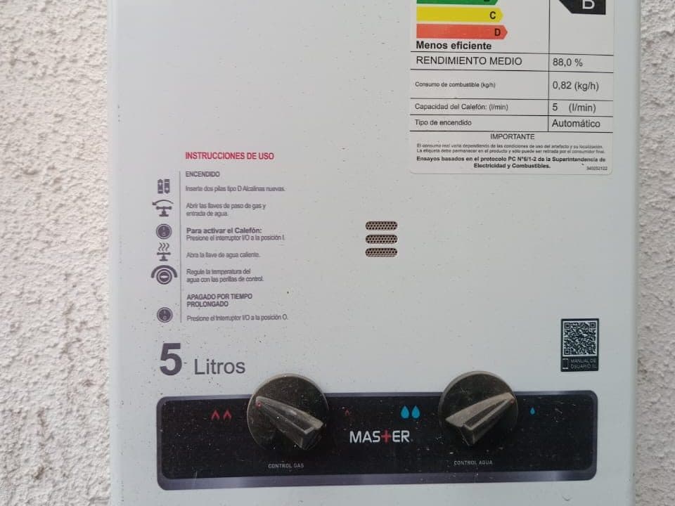 Calefont Splendid de 5 litros instalado, con su etiqueta de eficiencia energética y el panel de control