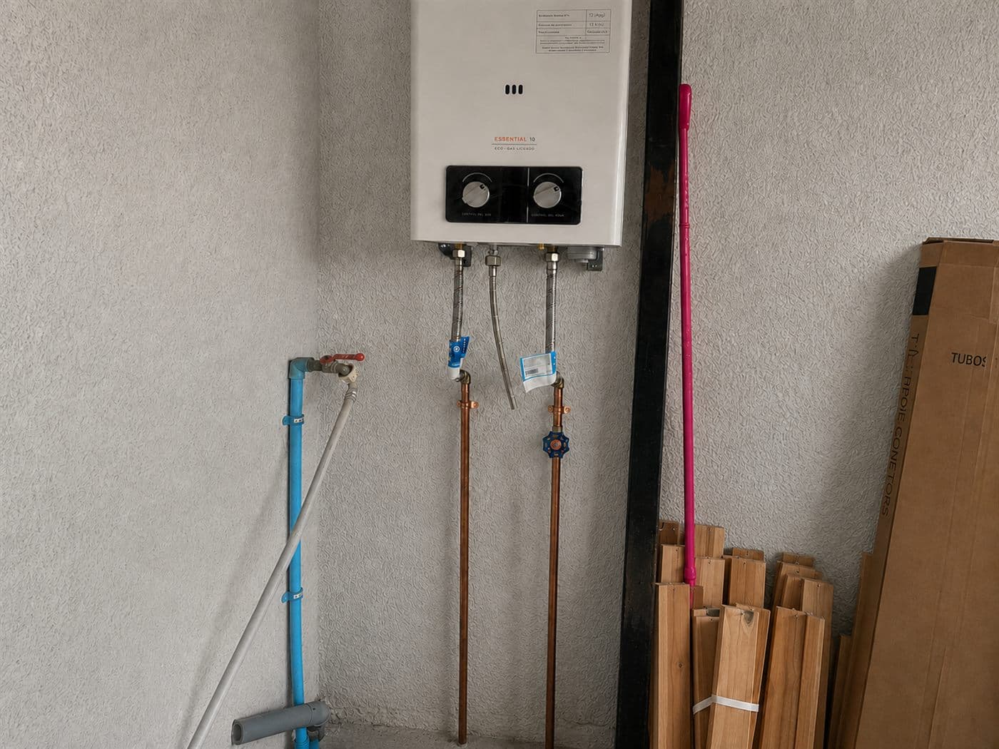 Calefont instalado y conectado con llaves de paso en San Miguel