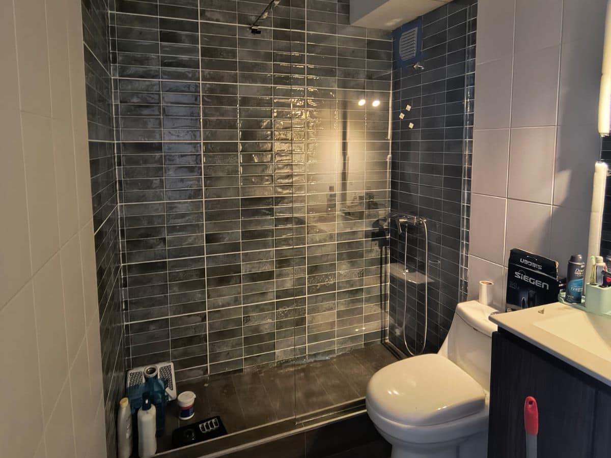 Baño terminado con el WC y el vanitorio instalados