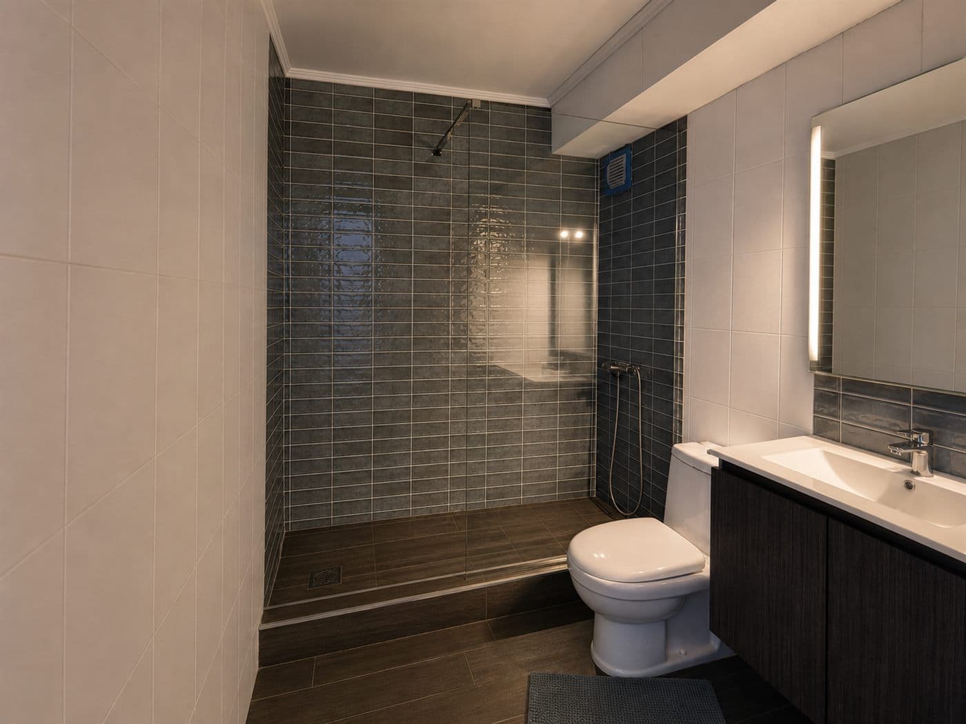 Baño de departamento terminado tras el trabajo en Santiago Centro