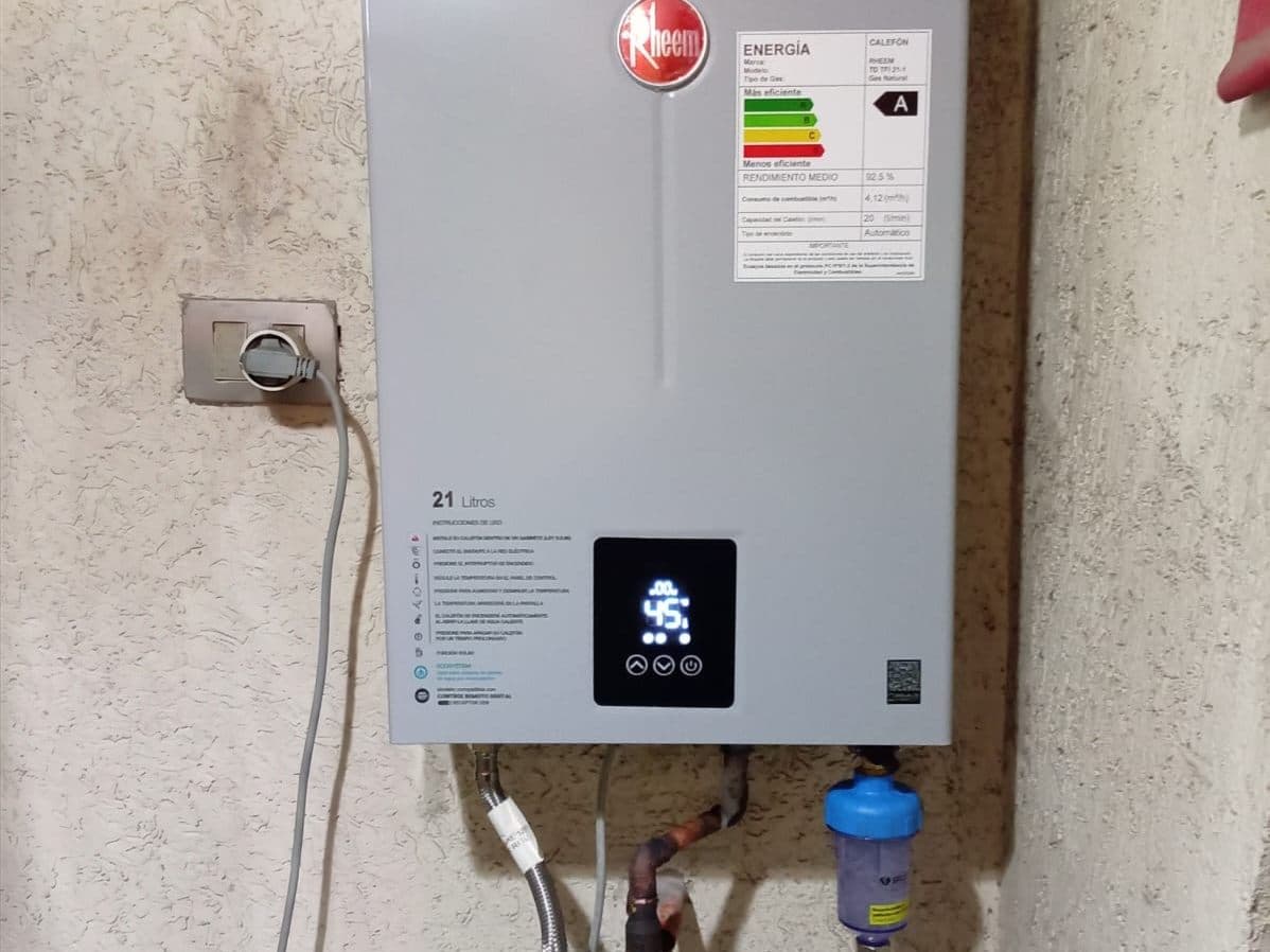 Calefont Rheem de 21 litros a gas natural instalado con filtro de agua y ducto de evacuación