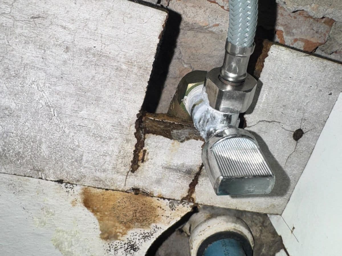 Conexión de cañería reparada tras abrir el muro en Ñuñoa