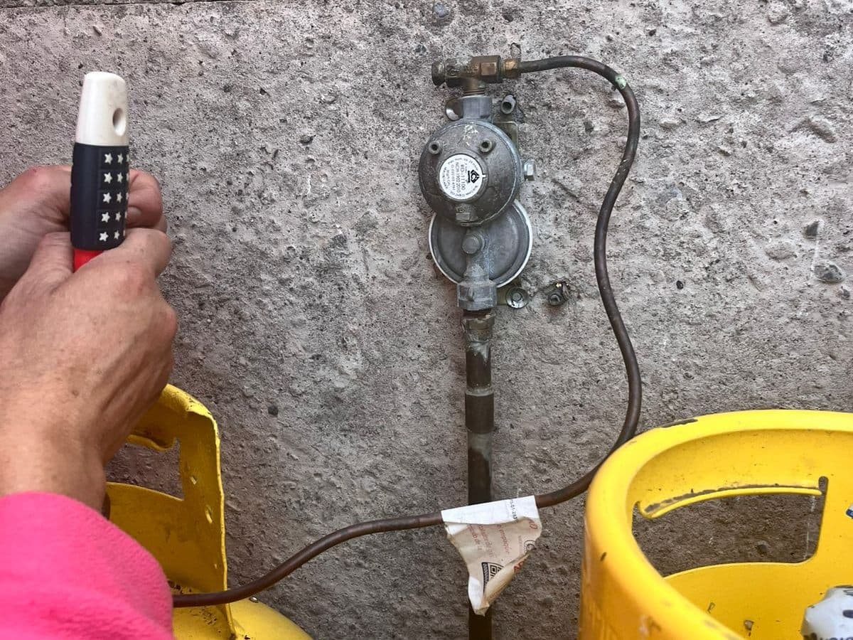 Revisión de la conexión de gas licuado en San Bernardo