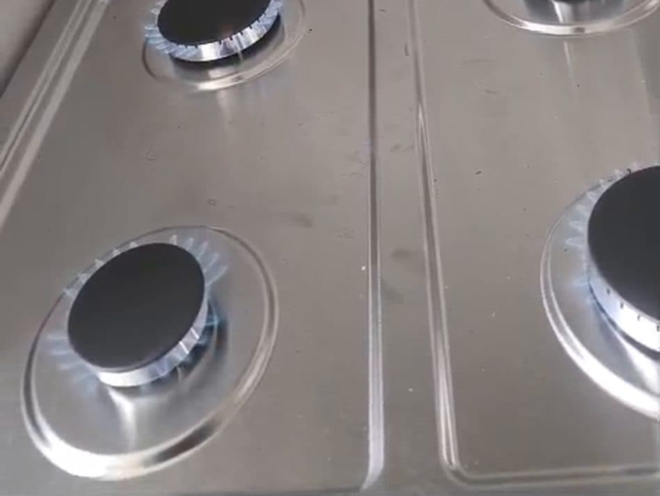 Quemadores de una cocina encendidos con llama azul pareja después de la conversión