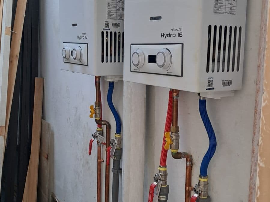 Dos calefont instalados y conectados por un gásfiter con inscripción SEC vigente