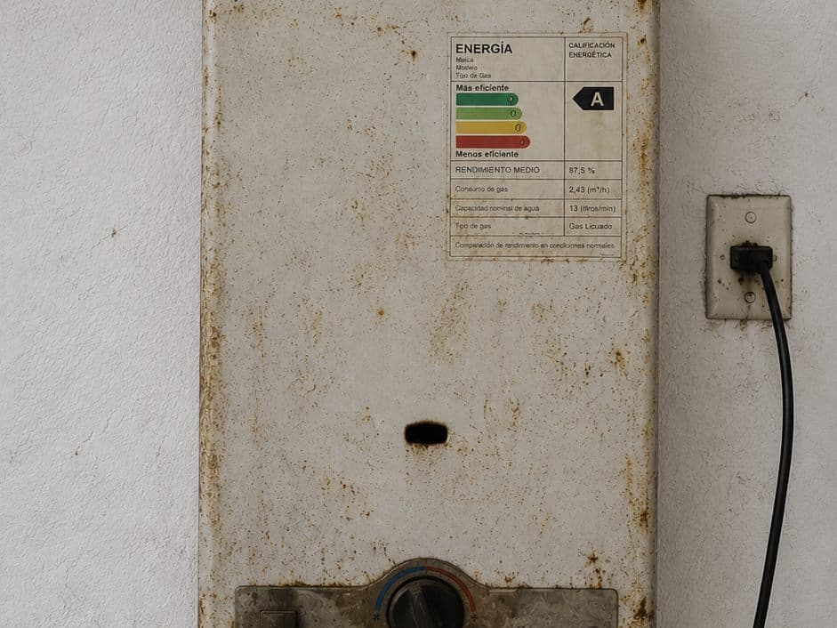 Calefont antiguo con óxido y desgaste antes del recambio