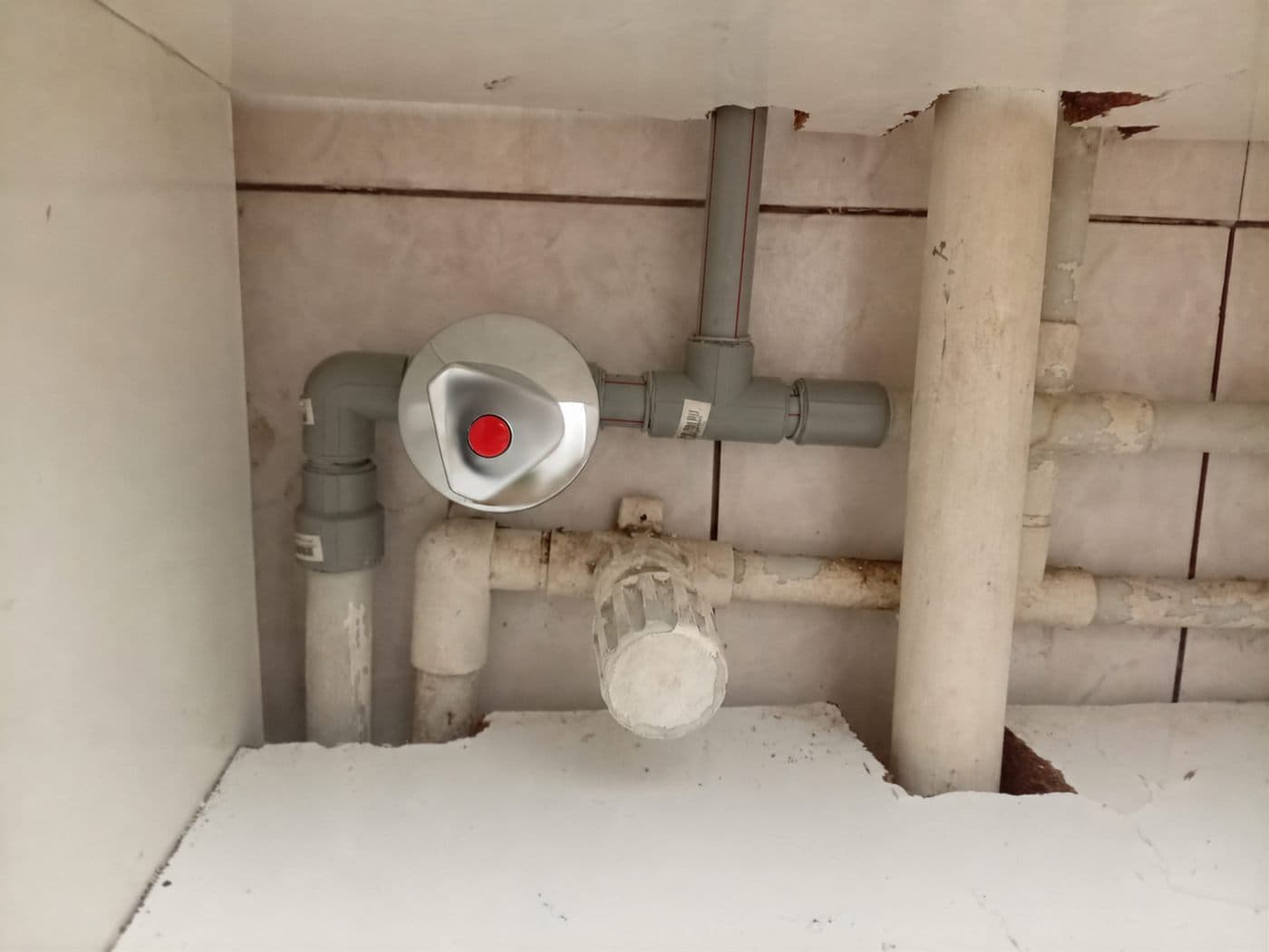 Llave de paso y cañerías bajo el mueble en un departamento de Providencia