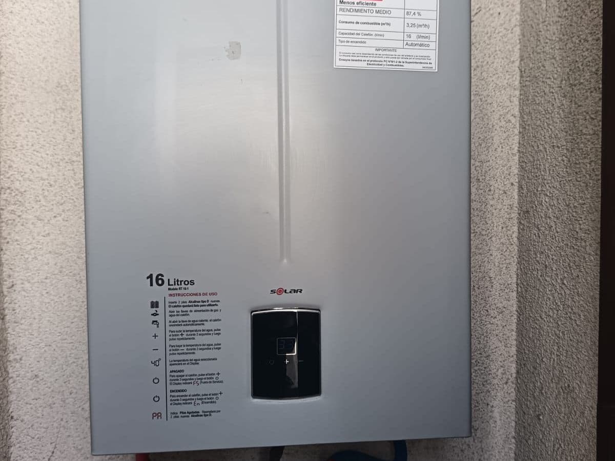 Calefont de 16 litros instalado en el muro exterior de una casa