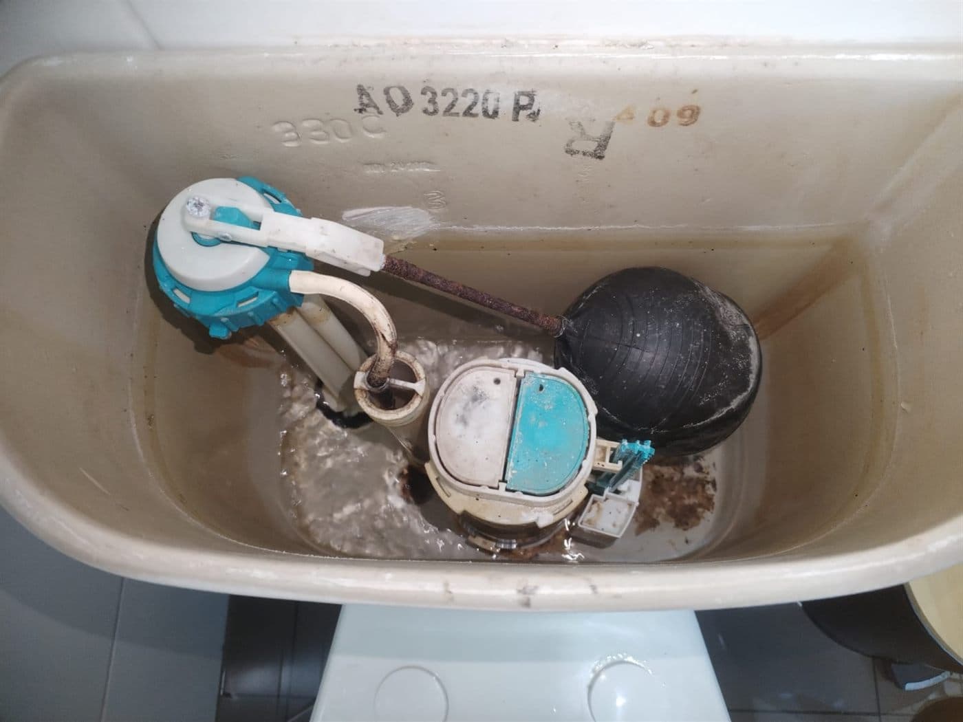 Fitting y flotador nuevos instalados dentro del estanque de un WC